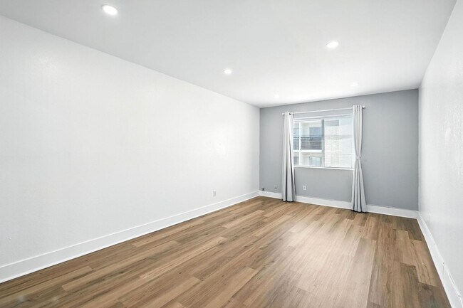 Building Photo - Charming 2BR + 1BA Condo in Tarzana availa...