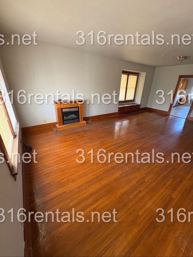 Building Photo - $995 - 3 bed 1 bath - Single Family Home