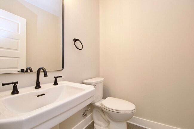 Building Photo - Now Leasing for Fall 2025! $1000 Per Bedro...