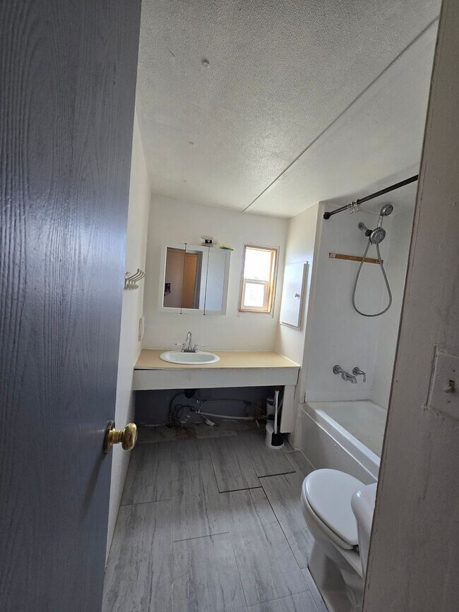 Building Photo - 2 bed, 1 bath Trailer House