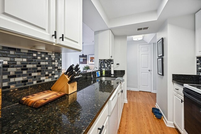 Building Photo - 1BR/1BA w/ Private Patio in DuPont Circle! Location, Location, Location!