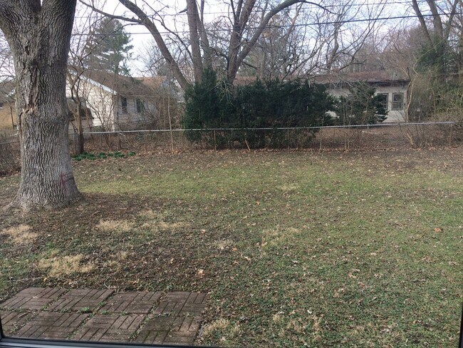 Building Photo - 3 bed/1bath - Great location