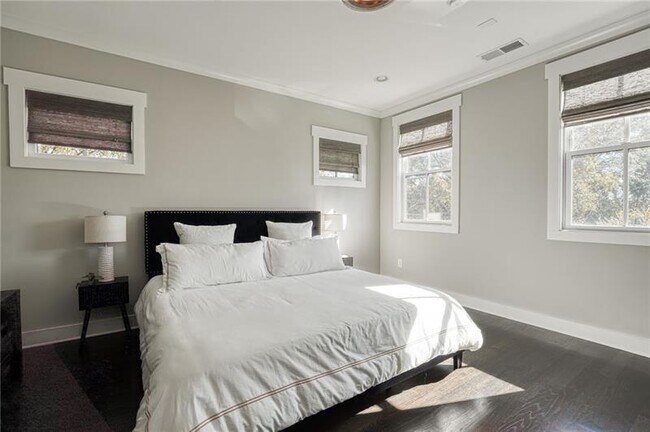 Building Photo - 984 Memorial Walk SE