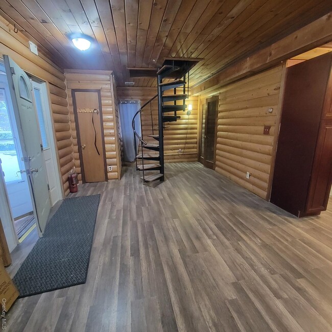 Building Photo - 5 Elm St