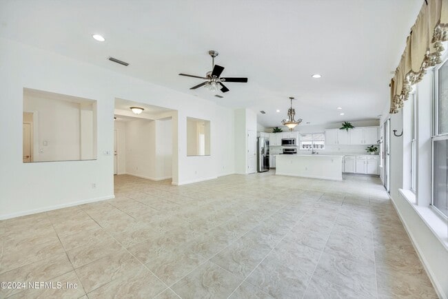 Building Photo - 657 MacKenzie Cir