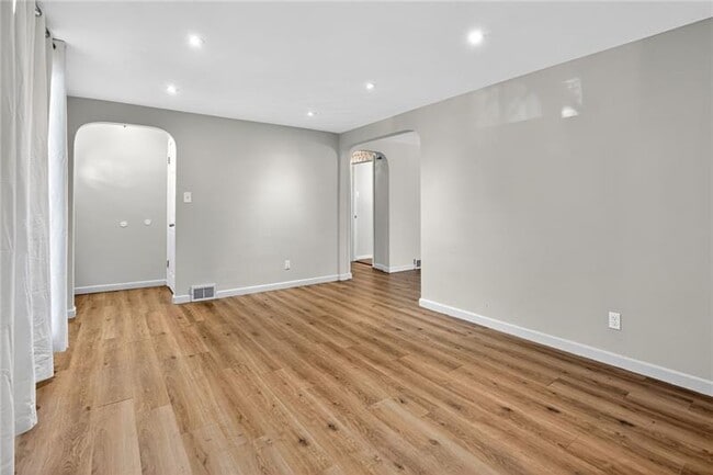 Building Photo - 546 Roseland Ave