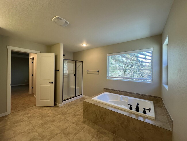 Building Photo - 3 Bed 2 1/2 Bath Wilsonville Gem ** $500 o...