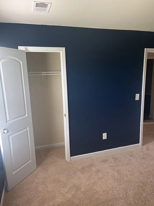 Building Photo - 4 Bedrooms 2.5 Bathrooms