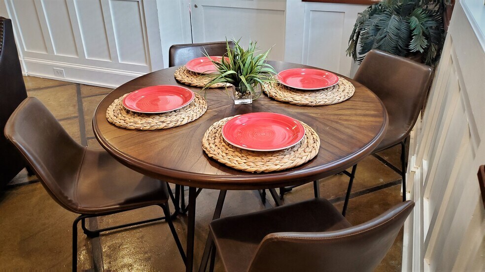 dining area - 101 W Oglethorpe Ave