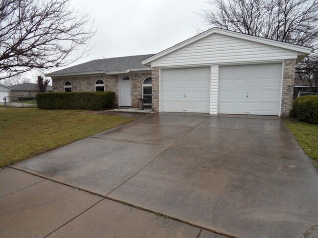 Building Photo - ~ Gorgeous 3 Bedroom 2 Bathroom Home ** La...