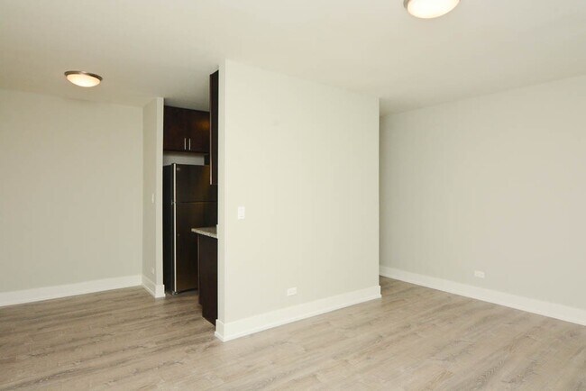 Building Photo - 533 W Surf St