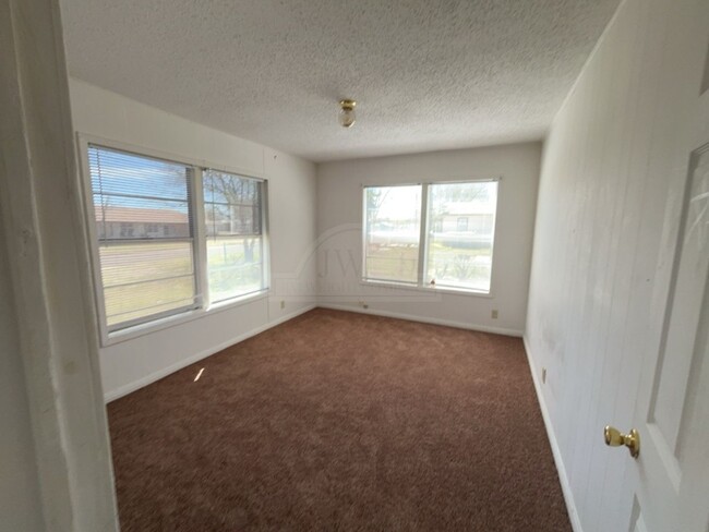 Building Photo - 805 North Dr