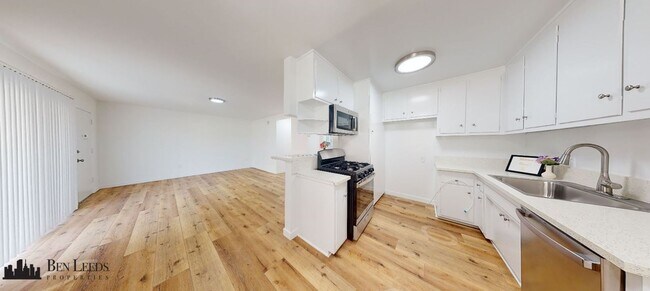 Building Photo - 15114 Dickens St.