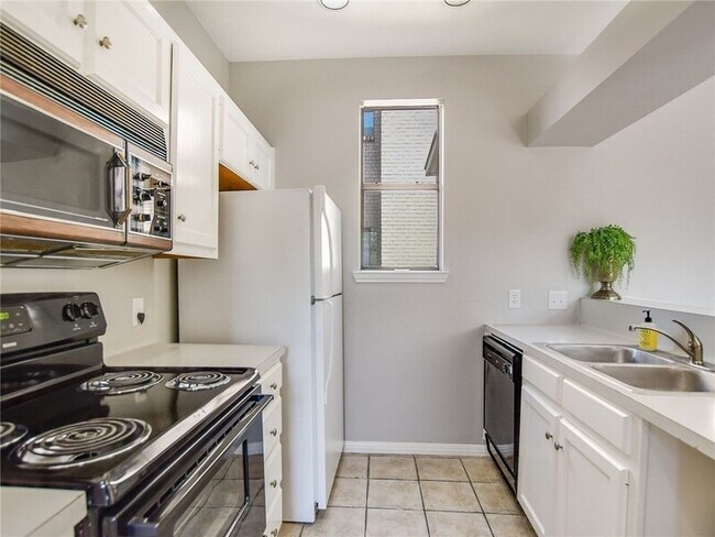 Building Photo - 611 E 45th St