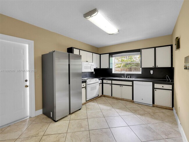 Building Photo - 1109 Biarritz Dr