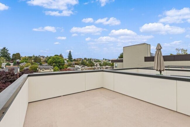 Building Photo - Sweet Ultra-Modern Air-Conditioned West Seattle Townhome w/ Parking