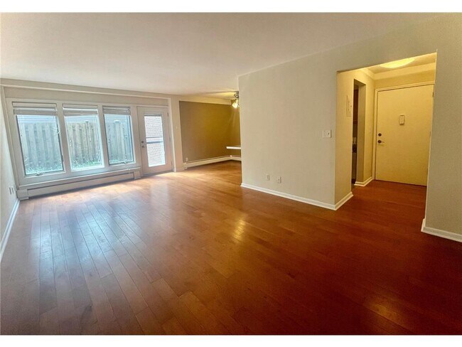 Building Photo - 633 Robert St