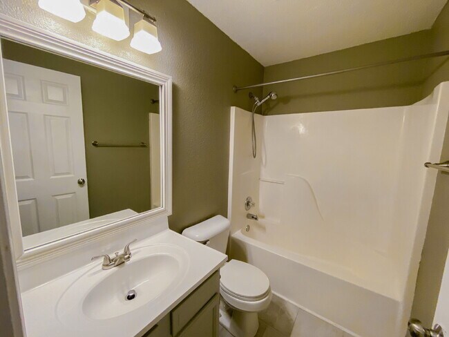 Building Photo - Welcome home to this charming 4-bedroom, 2.5-bath home in Noblesville!