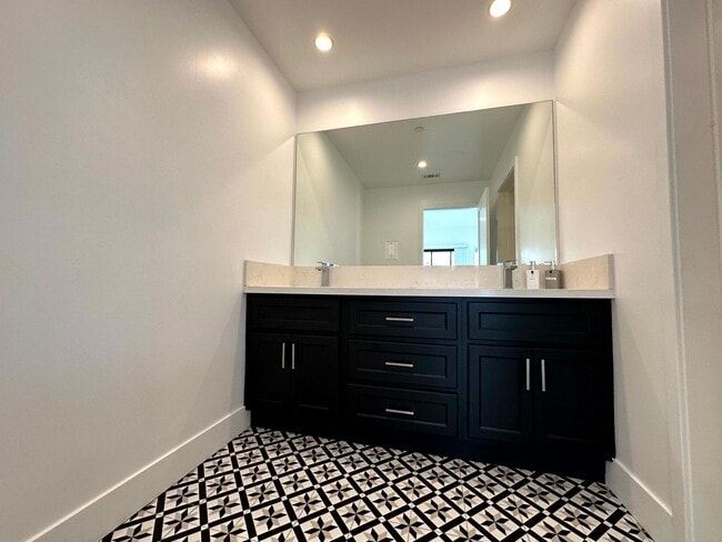 Building Photo - Beautiful Modern Luxury 4 Story Townhome -...