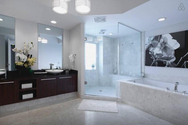 Building Photo - 2711 S Ocean Dr
