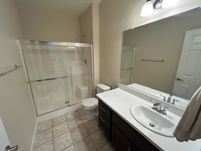 Building Photo - 4 bedroom 3 bathroom in Hanford!