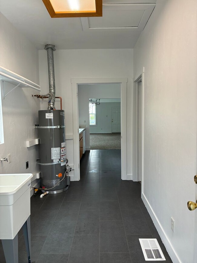 Building Photo - 3-bedroom, 1-bath home in Redding blends historic charm with modern finishes!