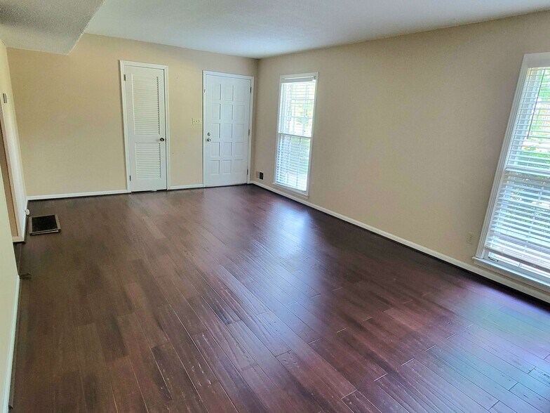 Building Photo - 804 Linbard Ln