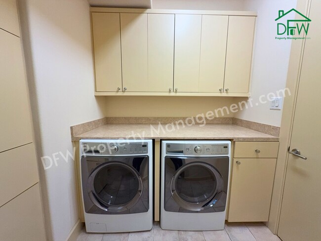 Building Photo - 4 Bedroom, 4 1/2 Bathroom Home with Pool for Lease in Irving