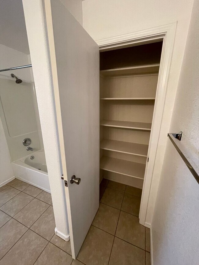 Building Photo - Spacious 5-Bedroom Home with 2 Living Areas – 2,270 Sq Ft Near Porter Dr.