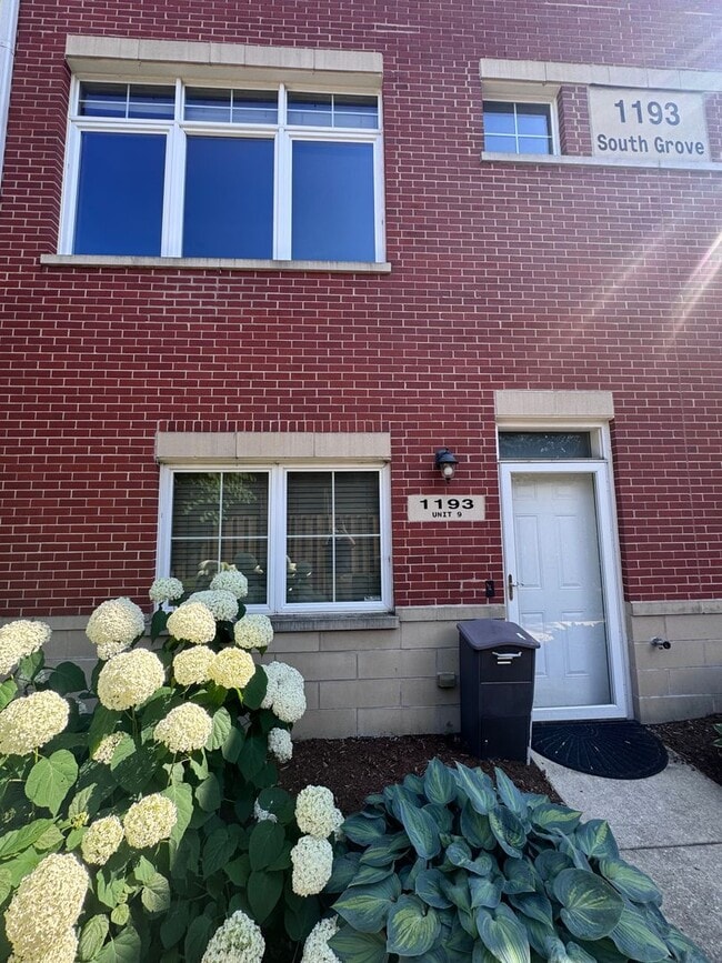 Primary Photo - 2 Bed 2.5 Bath In Oak Park Available!