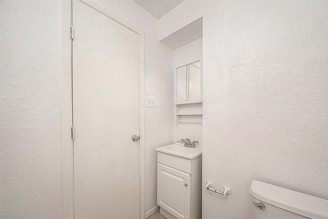 Building Photo - 2051 Santa Rosa St