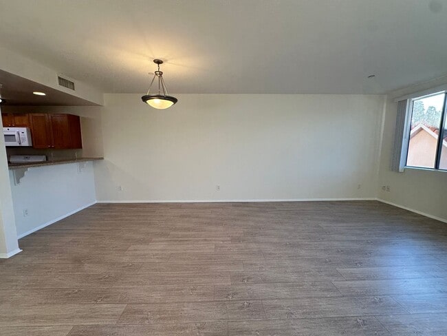 Building Photo - Immediate Move In: Spacious 3bed2bath condo Adjacent to Warner Center/Woodland Hills! Minutes to ...