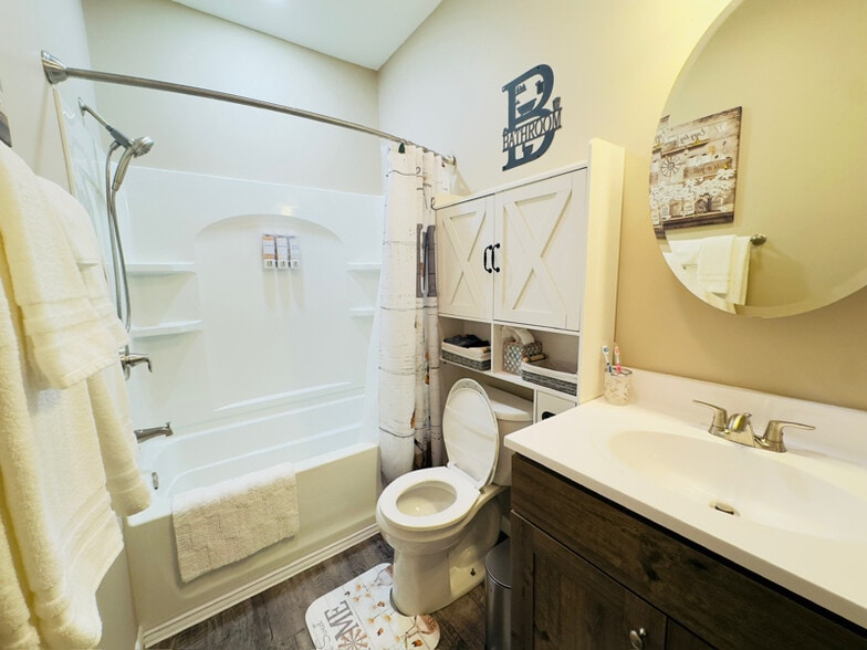 Building Photo - 922 W Broadway St