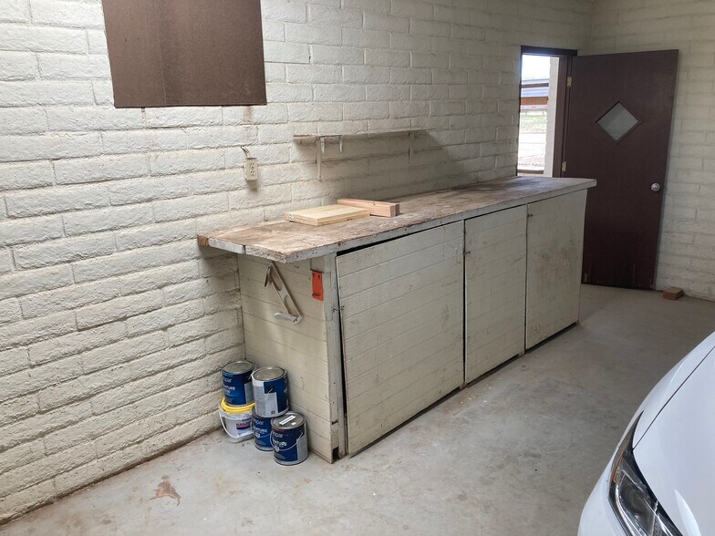 work bench - 5400 W Calle Cayeus