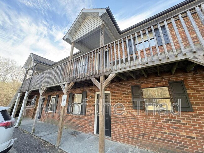Building Photo - 1600 Oak Croft St