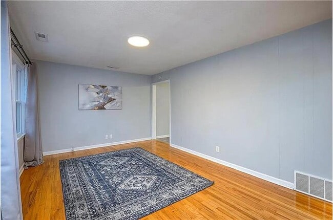 Building Photo - 1004 E Cedar St