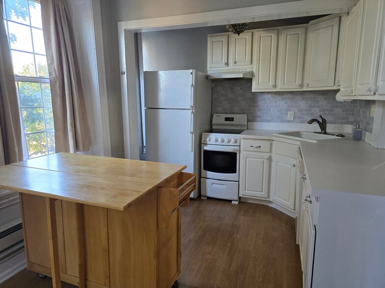 Kitchen mobile island - 443 Green Ln