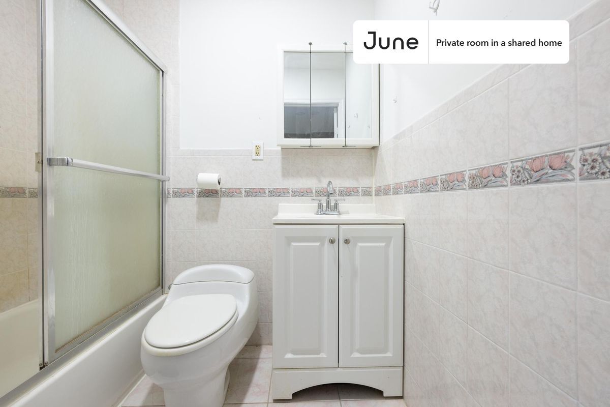 Building Photo - Room in Shared 4 bed/3 bath home