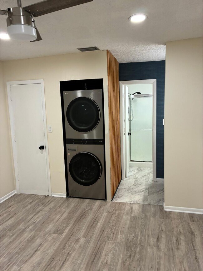 Building Photo - 6001 Shaker Wood Cir