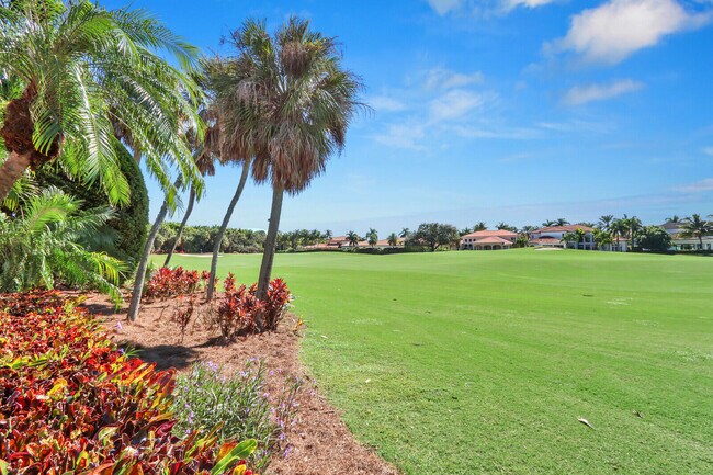 Building Photo - 528 Les Jardin Dr