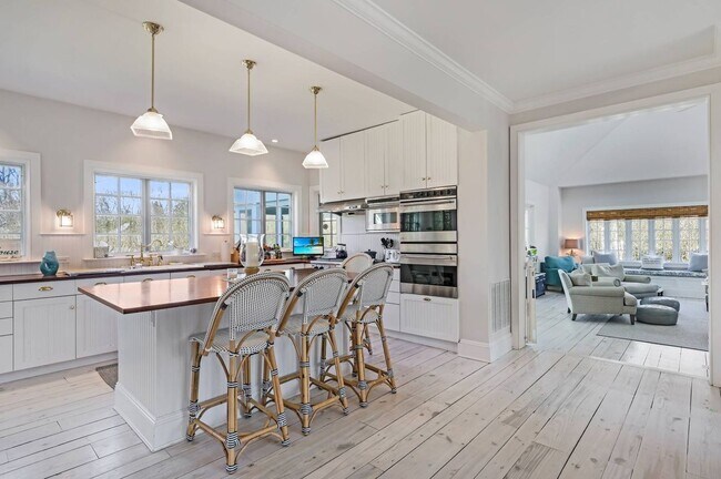 Building Photo - 121 Post Ln