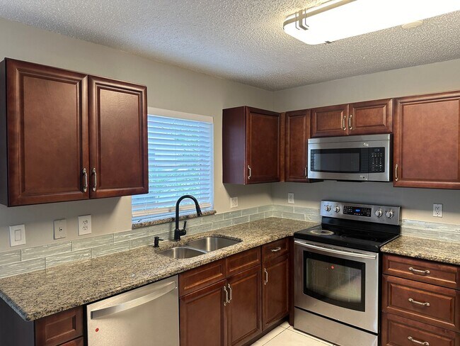 Building Photo - Single Family house in Silver Lakes - Pemb...