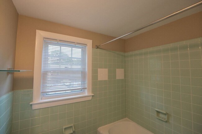 Building Photo - 37 Longview Way