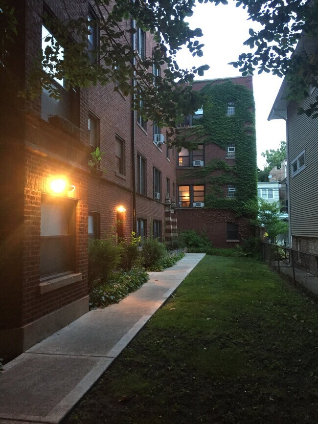Building Photo - 1344 W Hood Ave
