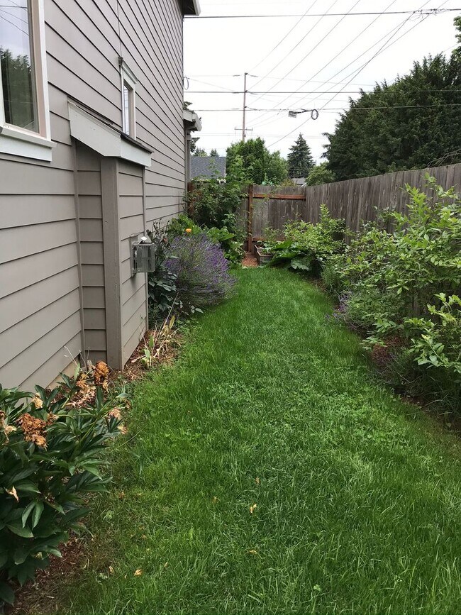Building Photo - 4bed/3ba Old Portland style Home Nestled i...
