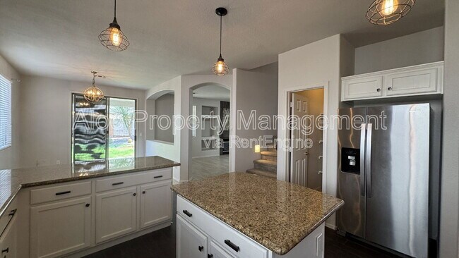 Building Photo - 491 W Ebony Way