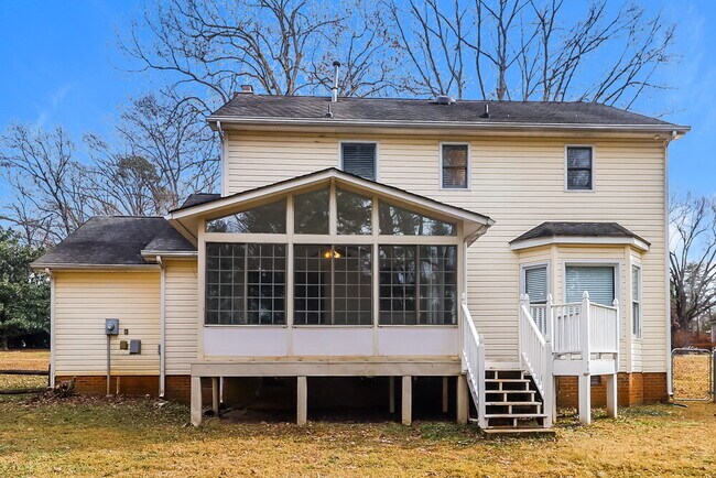 Building Photo - 6335 Teaneck Pl