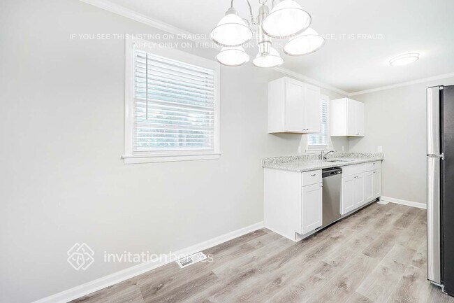 Building Photo - 562 Whispering Hills Dr