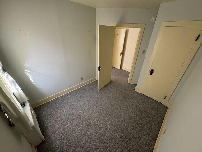 Building Photo - 212 W Pine Ave