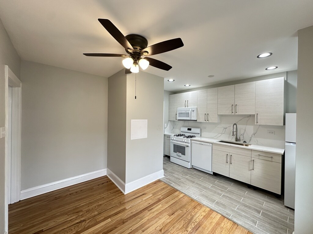 Building Photo - 324 S Maple Ave